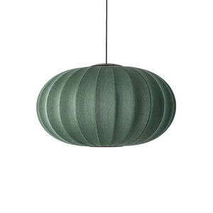 Oval pendellampe i tweed grøn med strikket overflade, hængende fra en sort ledning.